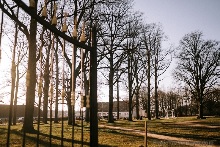 Parks atrodas līdzās Valmiermuižas alus darītavai un rūpi par tā apdzīvošanu un kultūrvēsturiskās vides saglabāšanu un atjaunošanu tur Parks atrodas līdzās Valmiermuižas alus darītavai un rūpi par tā apdzīvošanu un kultūrvēsturiskās vides saglabāšanu un atjaunošanu tur