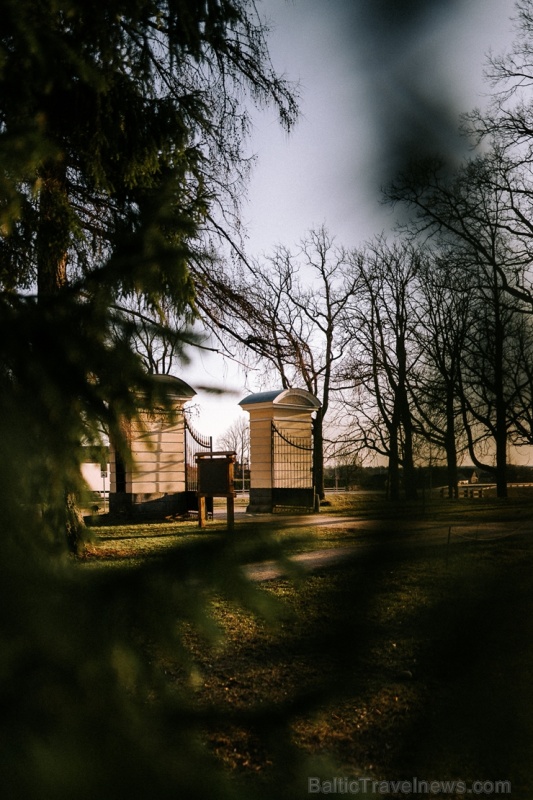 Parks atrodas līdzās Valmiermuižas alus darītavai un rūpi par tā apdzīvošanu un kultūrvēsturiskās vides saglabāšanu un atjaunošanu tur Parks atrodas līdzās Valmiermuižas alus darītavai un rūpi par tā apdzīvošanu un kultūrvēsturiskās vides saglabāšanu un atjaunošanu tur