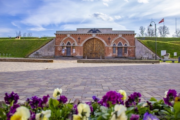 links: Daugavpils cietoksni ieskauj pavasara ziedonis 281877