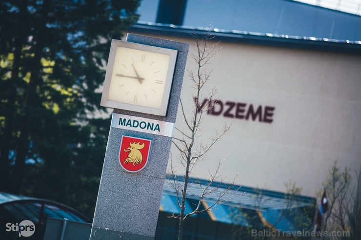 Madonu ieskauj košs un ziedošs pavasaris 282127