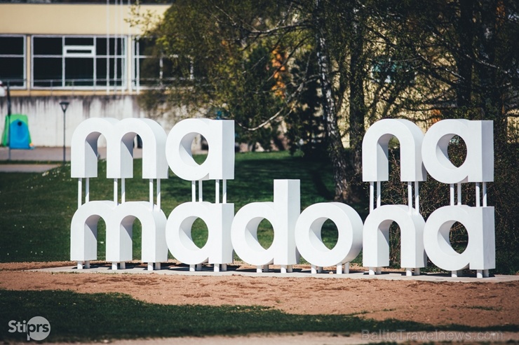 Madonu ieskauj košs un ziedošs pavasaris 282134