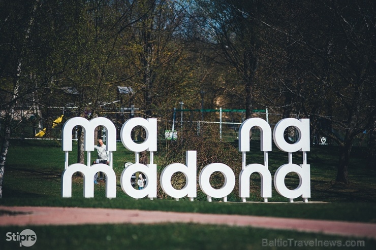 Madonu ieskauj košs un ziedošs pavasaris 282137