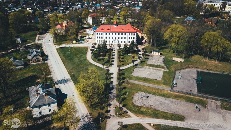Madonu ieskauj košs un ziedošs pavasaris 282148