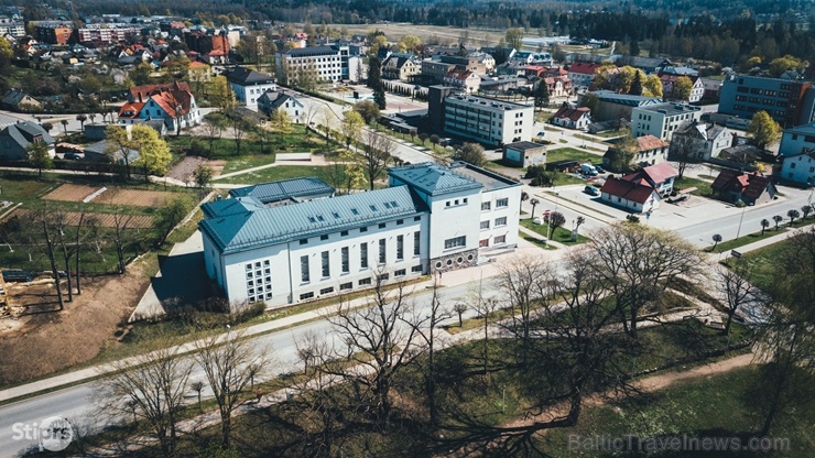 Madonu ieskauj košs un ziedošs pavasaris 282150