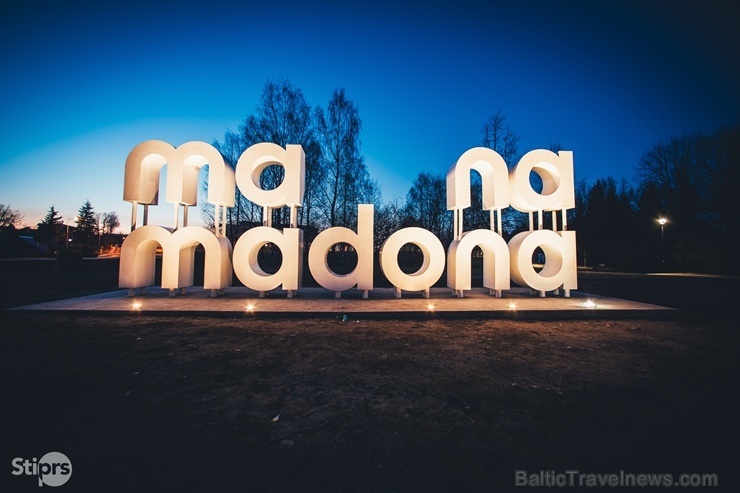 Madonu ieskauj košs un ziedošs pavasaris 282151