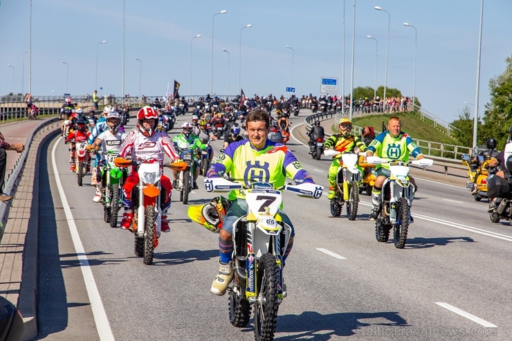 Ventspils ielas un ostas promenādi pierūcina «Kurland bike meet 2020» Motociklu parāde 286595