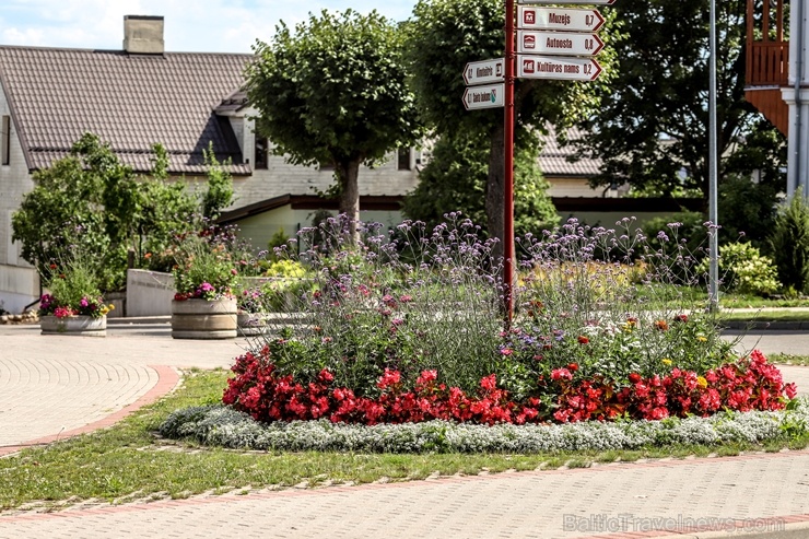 Krāšņie ziedi izdaiļo  Madonu un paspilgtina tās skaistumu 287156