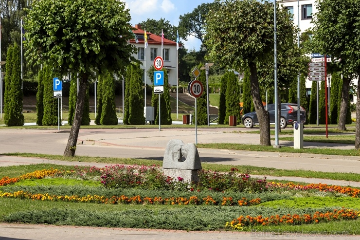 Krāšņie ziedi izdaiļo  Madonu un paspilgtina tās skaistumu 287163