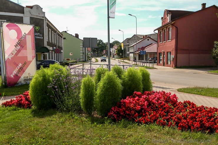 Krāšņie ziedi izdaiļo  Madonu un paspilgtina tās skaistumu 287178