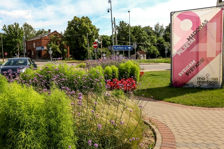 Krāšņie ziedi izdaiļo  Madonu un paspilgtina tās skaistumu 287180