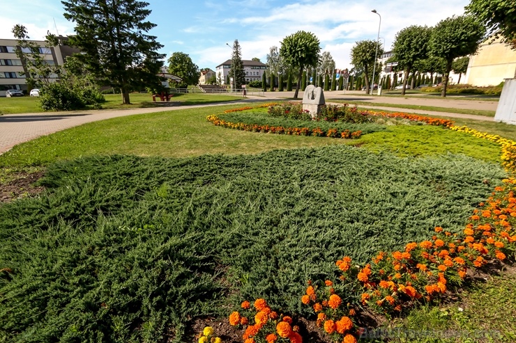 Krāšņie ziedi izdaiļo  Madonu un paspilgtina tās skaistumu 287184