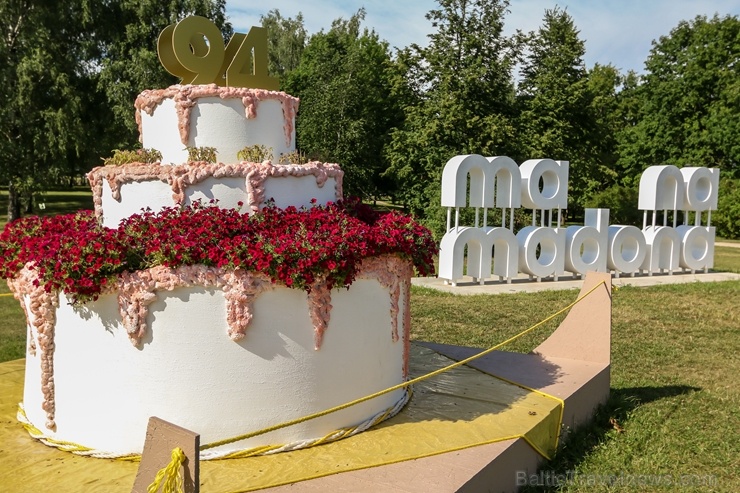 Krāšņie ziedi izdaiļo  Madonu un paspilgtina tās skaistumu 287188