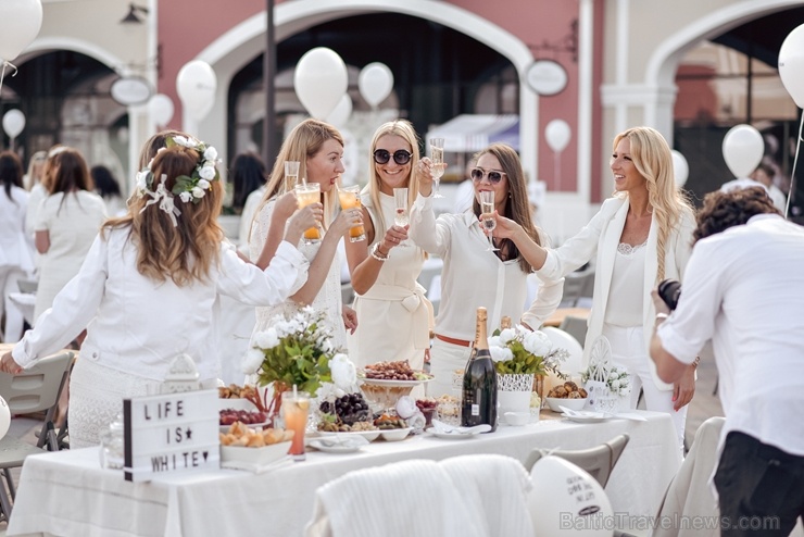 Slepenībā turētais baltais pikniks šajā gadā notika modes zīmolu outlet ciematā Via Jurmala Outlet Village Slepenībā turētais baltais pikniks šajā gadā notika modes zīmolu outlet ciematā Via Jurmala Outlet Village 287197