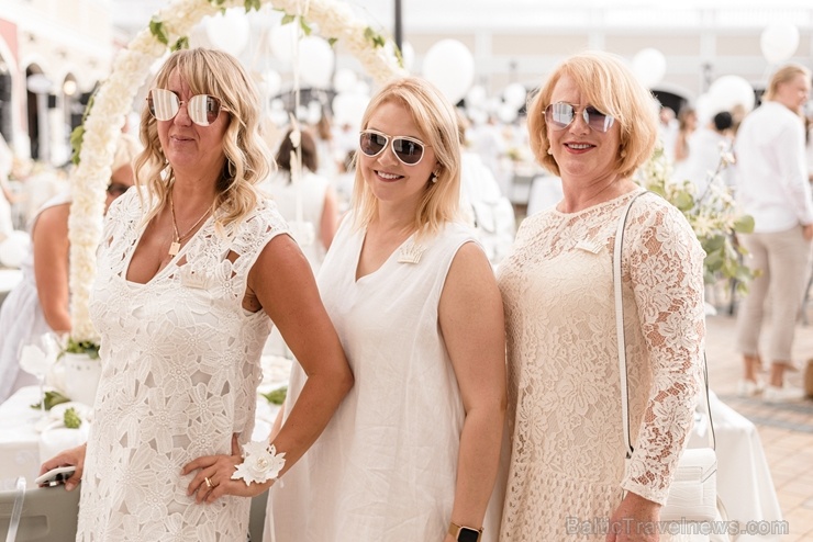 Slepenībā turētais baltais pikniks šajā gadā notika modes zīmolu outlet ciematā Via Jurmala Outlet Village Slepenībā turētais baltais pikniks šajā gadā notika modes zīmolu outlet ciematā Via Jurmala Outlet Village 287203