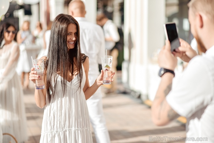 Slepenībā turētais baltais pikniks šajā gadā notika modes zīmolu outlet ciematā Via Jurmala Outlet Village Slepenībā turētais baltais pikniks šajā gadā notika modes zīmolu outlet ciematā Via Jurmala Outlet Village 287209