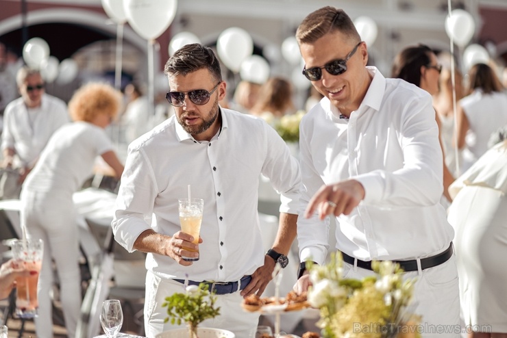 Slepenībā turētais baltais pikniks šajā gadā notika modes zīmolu outlet ciematā Via Jurmala Outlet Village Slepenībā turētais baltais pikniks šajā gadā notika modes zīmolu outlet ciematā Via Jurmala Outlet Village 287210