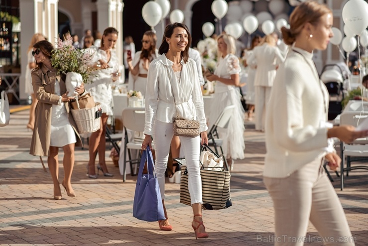 Slepenībā turētais baltais pikniks šajā gadā notika modes zīmolu outlet ciematā Via Jurmala Outlet Village Slepenībā turētais baltais pikniks šajā gadā notika modes zīmolu outlet ciematā Via Jurmala Outlet Village 287213