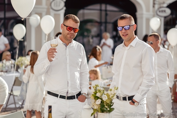Slepenībā turētais baltais pikniks šajā gadā notika modes zīmolu outlet ciematā Via Jurmala Outlet Village Slepenībā turētais baltais pikniks šajā gadā notika modes zīmolu outlet ciematā Via Jurmala Outlet Village 287215