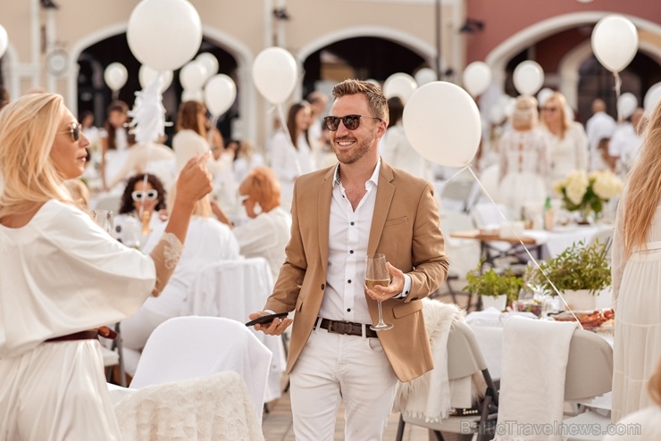 Slepenībā turētais baltais pikniks šajā gadā notika modes zīmolu outlet ciematā Via Jurmala Outlet Village Slepenībā turētais baltais pikniks šajā gadā notika modes zīmolu outlet ciematā Via Jurmala Outlet Village 287218