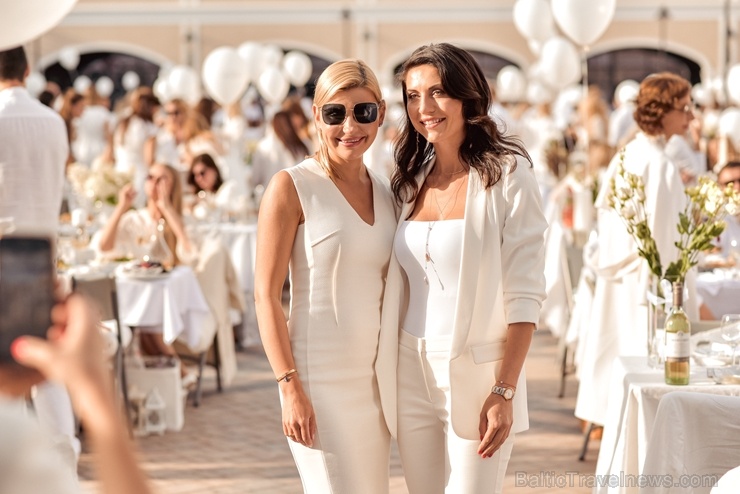 Slepenībā turētais baltais pikniks šajā gadā notika modes zīmolu outlet ciematā Via Jurmala Outlet Village 287219