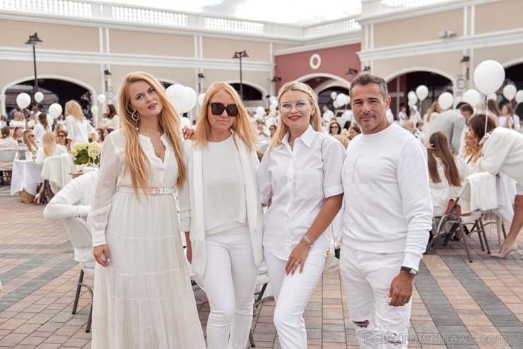 Slepenībā turētais baltais pikniks šajā gadā notika modes zīmolu outlet ciematā Via Jurmala Outlet Village Slepenībā turētais baltais pikniks šajā gadā notika modes zīmolu outlet ciematā Via Jurmala Outlet Village 287223