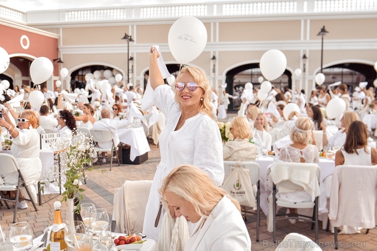 Slepenībā turētais baltais pikniks šajā gadā notika modes zīmolu outlet ciematā Via Jurmala Outlet Village Slepenībā turētais baltais pikniks šajā gadā notika modes zīmolu outlet ciematā Via Jurmala Outlet Village 287230