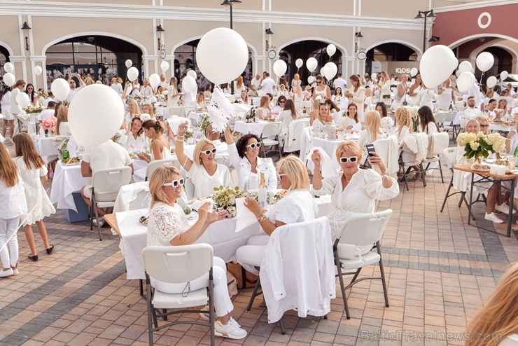 Slepenībā turētais baltais pikniks šajā gadā notika modes zīmolu outlet ciematā Via Jurmala Outlet Village Slepenībā turētais baltais pikniks šajā gadā notika modes zīmolu outlet ciematā Via Jurmala Outlet Village 287231