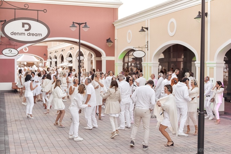 Slepenībā turētais baltais pikniks šajā gadā notika modes zīmolu outlet ciematā Via Jurmala Outlet Village Slepenībā turētais baltais pikniks šajā gadā notika modes zīmolu outlet ciematā Via Jurmala Outlet Village 287238