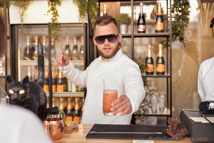 Slepenībā turētais baltais pikniks šajā gadā notika modes zīmolu outlet ciematā Via Jurmala Outlet Village Slepenībā turētais baltais pikniks šajā gadā notika modes zīmolu outlet ciematā Via Jurmala Outlet Village 287239