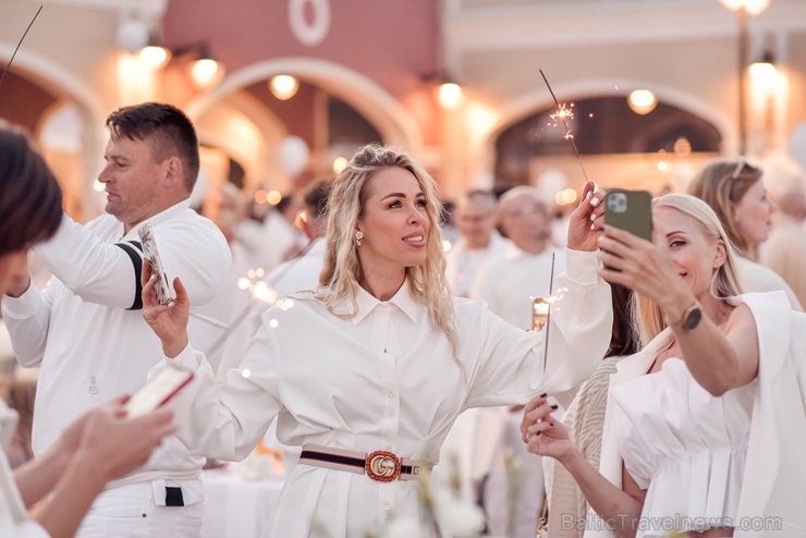 Slepenībā turētais baltais pikniks šajā gadā notika modes zīmolu outlet ciematā Via Jurmala Outlet Village Slepenībā turētais baltais pikniks šajā gadā notika modes zīmolu outlet ciematā Via Jurmala Outlet Village 287242