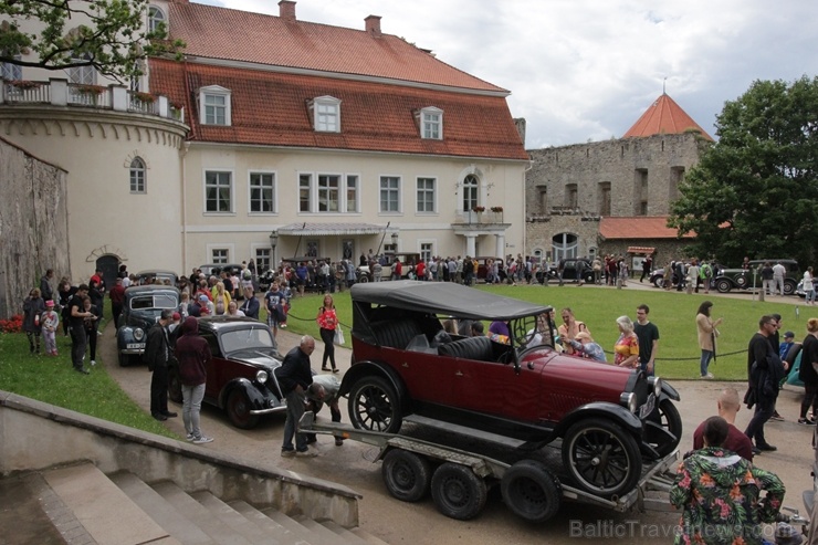 2020. gada 25. jūlijā no Rīgas Motormuzeja uz Cēsīm startēja retro auto parāde 2020. gada 25. jūlijā no Rīgas Motormuzeja uz Cēsīm startēja retro auto parāde