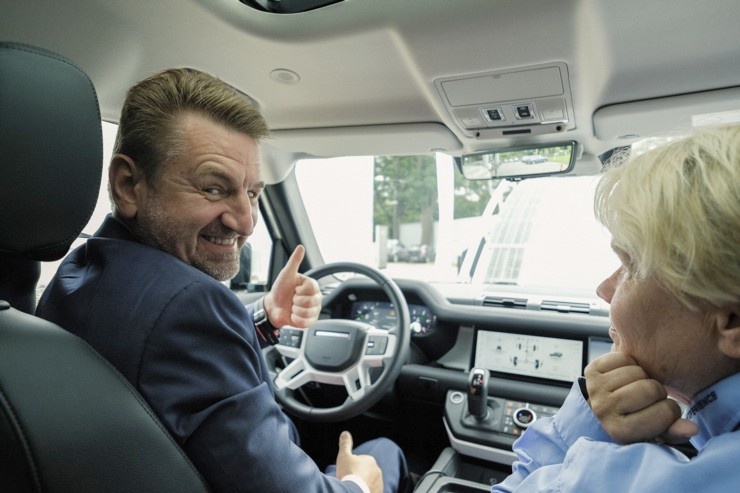 Travelnews.lv iepazīst jauno «Land Rover Defender» interesantos apstākļos. Foto: Kārlis Dambrāns Travelnews.lv iepazīst jauno «Land Rover Defender» interesantos apstākļos. Foto: Kārlis Dambrāns 287585