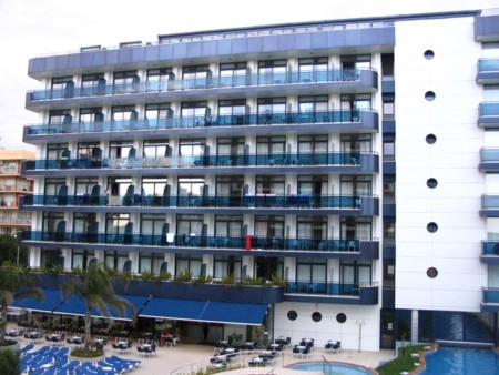 Viesnīcai Blaumar pretīm atrodas viesnīca Blaucel. Abas viesnīcas kopā veido brīnišķīgu atpūtas kompleksu Viesnīcai Blaumar pretīm atrodas viesnīca Blaucel. Abas viesnīcas kopā veido brīnišķīgu atpūtas kompleksu 15492