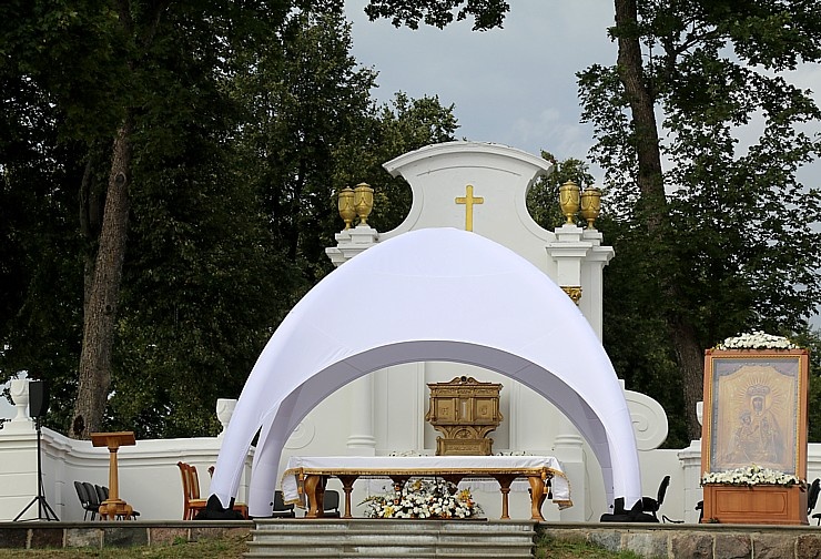 Vissvētākās Jaunavas Marijas debesīs uzņemšanas svētku apmeklējums Aglonā šogad ir ļoti ierobežots Vissvētākās Jaunavas Marijas debesīs uzņemšanas svētku apmeklējums Aglonā šogad ir ļoti ierobežots 288490