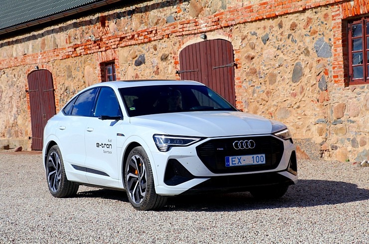 Travelnews.lv ar «Audi e-tron Sportback» apciemo pils kompleksu «Nurmuiža» Kurzemē 289878