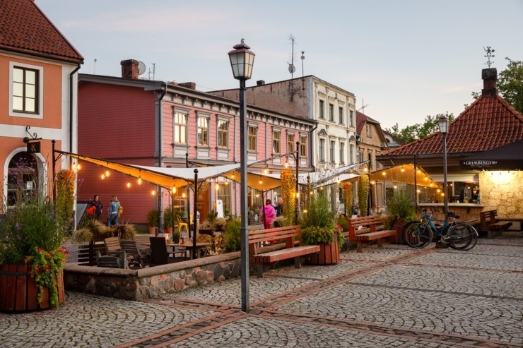 Cēsis ir ne tikai viena no senākajām, bet arī latviskākajām pilsētām. Krāšņām dabas ainavām un vēstures liecībām bagāta, tā iemieso senatnes garu un m Cēsis ir ne tikai viena no senākajām, bet arī latviskākajām pilsētām. Krāšņām dabas ainavām un vēstures liecībām bagāta, tā iemieso senatnes garu un m 290002