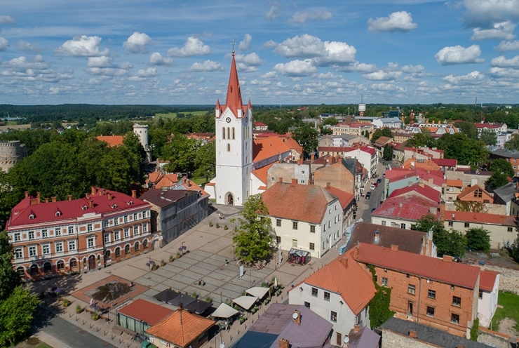 Cēsis ir ne tikai viena no senākajām, bet arī latviskākajām pilsētām. Krāšņām dabas ainavām un vēstures liecībām bagāta, tā iemieso senatnes garu un m Cēsis ir ne tikai viena no senākajām, bet arī latviskākajām pilsētām. Krāšņām dabas ainavām un vēstures liecībām bagāta, tā iemieso senatnes garu un m 290003