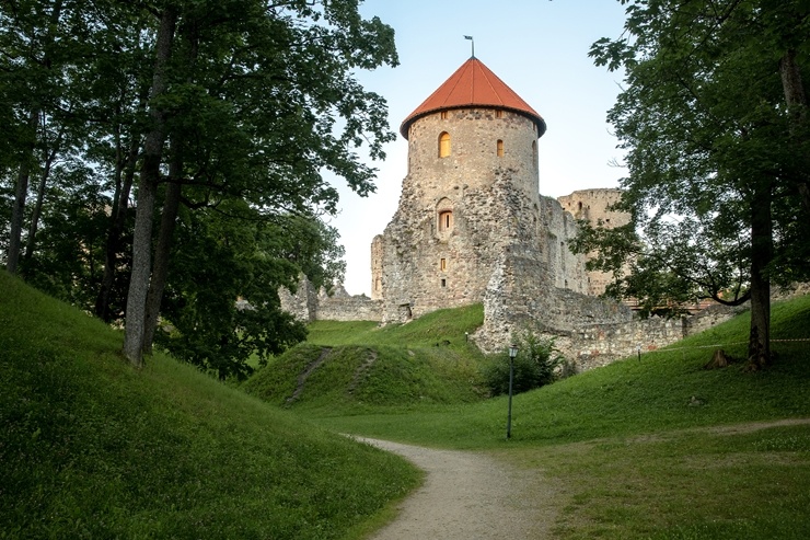 Cēsis ir ne tikai viena no senākajām, bet arī latviskākajām pilsētām. Krāšņām dabas ainavām un vēstures liecībām bagāta, tā iemieso senatnes garu un m Cēsis ir ne tikai viena no senākajām, bet arī latviskākajām pilsētām. Krāšņām dabas ainavām un vēstures liecībām bagāta, tā iemieso senatnes garu un m 290004