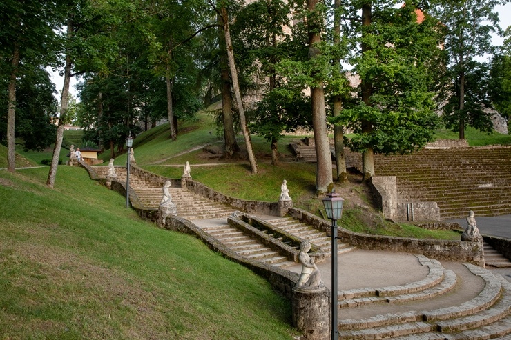 Cēsis ir ne tikai viena no senākajām, bet arī latviskākajām pilsētām. Krāšņām dabas ainavām un vēstures liecībām bagāta, tā iemieso senatnes garu un m Cēsis ir ne tikai viena no senākajām, bet arī latviskākajām pilsētām. Krāšņām dabas ainavām un vēstures liecībām bagāta, tā iemieso senatnes garu un m 290005