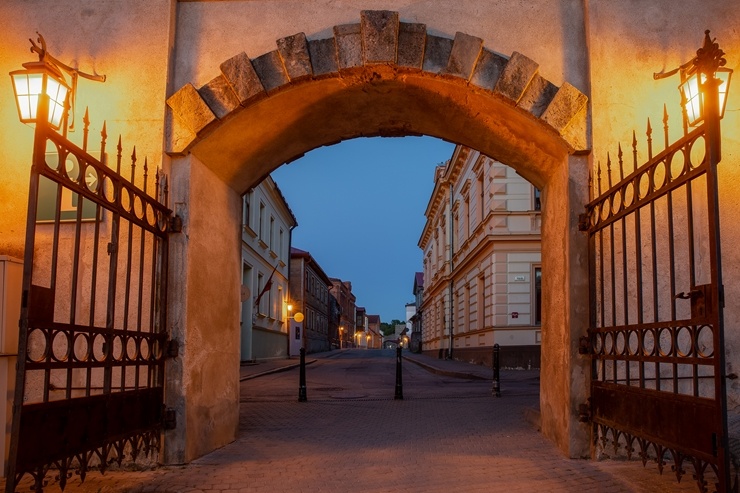 Cēsis ir ne tikai viena no senākajām, bet arī latviskākajām pilsētām. Krāšņām dabas ainavām un vēstures liecībām bagāta, tā iemieso senatnes garu un m Cēsis ir ne tikai viena no senākajām, bet arī latviskākajām pilsētām. Krāšņām dabas ainavām un vēstures liecībām bagāta, tā iemieso senatnes garu un m 290006