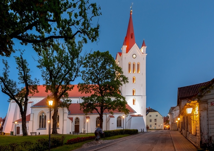Cēsis ir ne tikai viena no senākajām, bet arī latviskākajām pilsētām. Krāšņām dabas ainavām un vēstures liecībām bagāta, tā iemieso senatnes garu un m Cēsis ir ne tikai viena no senākajām, bet arī latviskākajām pilsētām. Krāšņām dabas ainavām un vēstures liecībām bagāta, tā iemieso senatnes garu un m 290007