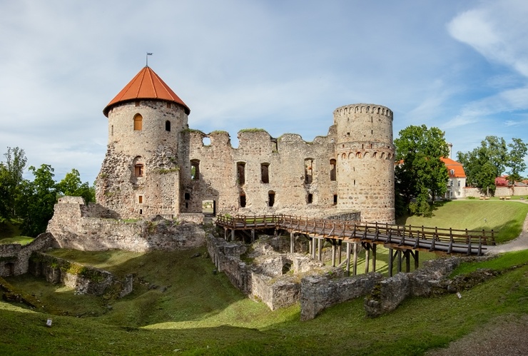 Cēsis ir ne tikai viena no senākajām, bet arī latviskākajām pilsētām. Krāšņām dabas ainavām un vēstures liecībām bagāta, tā iemieso senatnes garu un m Cēsis ir ne tikai viena no senākajām, bet arī latviskākajām pilsētām. Krāšņām dabas ainavām un vēstures liecībām bagāta, tā iemieso senatnes garu un m 290009