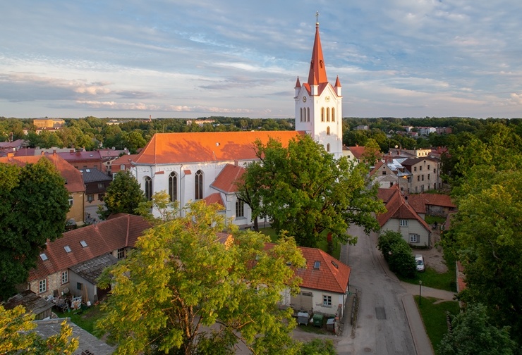 Cēsis ir ne tikai viena no senākajām, bet arī latviskākajām pilsētām. Krāšņām dabas ainavām un vēstures liecībām bagāta, tā iemieso senatnes garu un m Cēsis ir ne tikai viena no senākajām, bet arī latviskākajām pilsētām. Krāšņām dabas ainavām un vēstures liecībām bagāta, tā iemieso senatnes garu un m 290010
