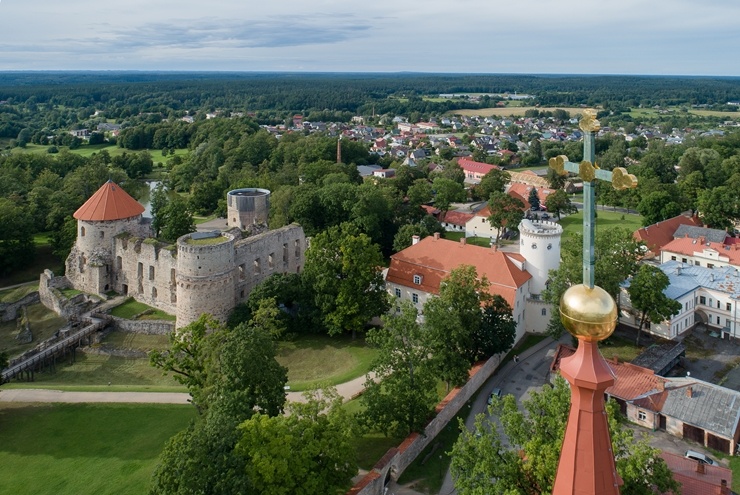 Cēsis ir ne tikai viena no senākajām, bet arī latviskākajām pilsētām. Krāšņām dabas ainavām un vēstures liecībām bagāta, tā iemieso senatnes garu un m Cēsis ir ne tikai viena no senākajām, bet arī latviskākajām pilsētām. Krāšņām dabas ainavām un vēstures liecībām bagāta, tā iemieso senatnes garu un m 290011