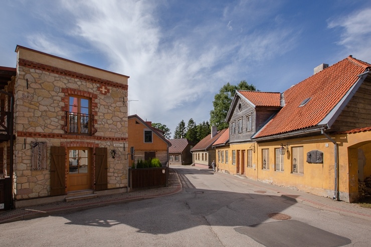 Cēsis ir ne tikai viena no senākajām, bet arī latviskākajām pilsētām. Krāšņām dabas ainavām un vēstures liecībām bagāta, tā iemieso senatnes garu un m Cēsis ir ne tikai viena no senākajām, bet arī latviskākajām pilsētām. Krāšņām dabas ainavām un vēstures liecībām bagāta, tā iemieso senatnes garu un m 290012