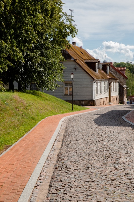 Cēsis ir ne tikai viena no senākajām, bet arī latviskākajām pilsētām. Krāšņām dabas ainavām un vēstures liecībām bagāta, tā iemieso senatnes garu un m Cēsis ir ne tikai viena no senākajām, bet arī latviskākajām pilsētām. Krāšņām dabas ainavām un vēstures liecībām bagāta, tā iemieso senatnes garu un m 290013