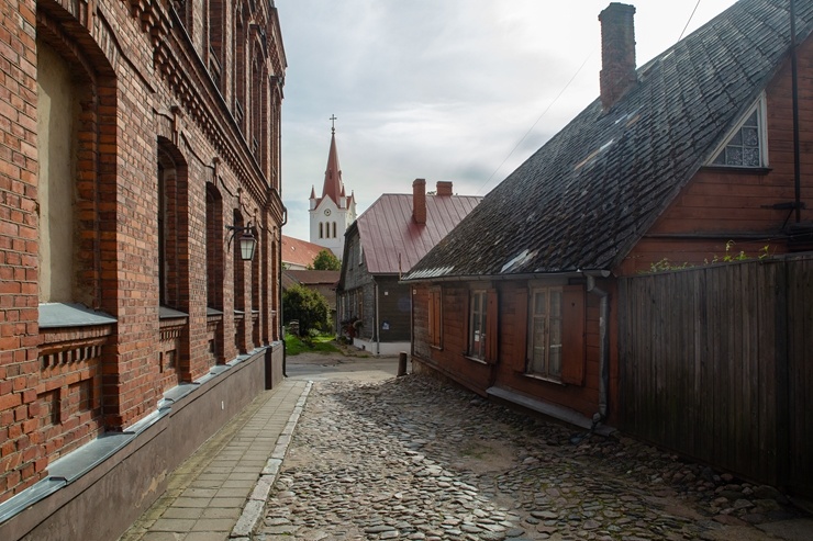 Cēsis ir ne tikai viena no senākajām, bet arī latviskākajām pilsētām. Krāšņām dabas ainavām un vēstures liecībām bagāta, tā iemieso senatnes garu un m Cēsis ir ne tikai viena no senākajām, bet arī latviskākajām pilsētām. Krāšņām dabas ainavām un vēstures liecībām bagāta, tā iemieso senatnes garu un m 290014