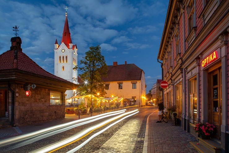 Cēsis ir ne tikai viena no senākajām, bet arī latviskākajām pilsētām. Krāšņām dabas ainavām un vēstures liecībām bagāta, tā iemieso senatnes garu un m Cēsis ir ne tikai viena no senākajām, bet arī latviskākajām pilsētām. Krāšņām dabas ainavām un vēstures liecībām bagāta, tā iemieso senatnes garu un m 290017