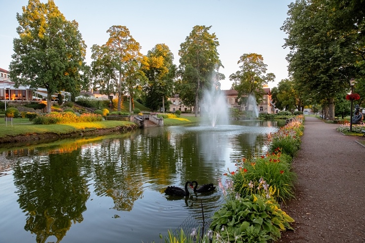 Cēsis ir ne tikai viena no senākajām, bet arī latviskākajām pilsētām. Krāšņām dabas ainavām un vēstures liecībām bagāta, tā iemieso senatnes garu un m Cēsis ir ne tikai viena no senākajām, bet arī latviskākajām pilsētām. Krāšņām dabas ainavām un vēstures liecībām bagāta, tā iemieso senatnes garu un m 290019