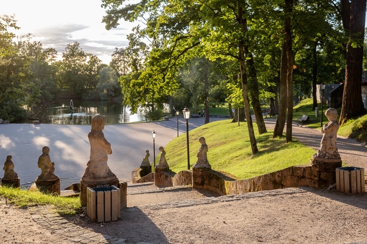 Cēsis ir ne tikai viena no senākajām, bet arī latviskākajām pilsētām. Krāšņām dabas ainavām un vēstures liecībām bagāta, tā iemieso senatnes garu un m Cēsis ir ne tikai viena no senākajām, bet arī latviskākajām pilsētām. Krāšņām dabas ainavām un vēstures liecībām bagāta, tā iemieso senatnes garu un m 290020